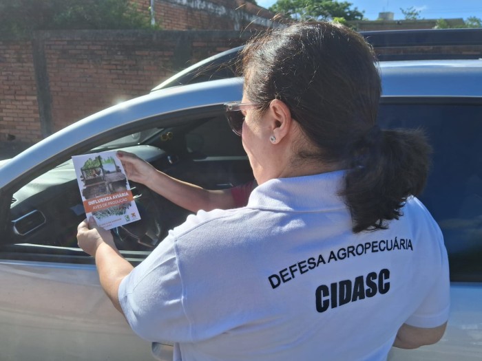 Operação Agro Seguro: Cidasc distribui informações sobre exigências sanitárias a turistas com foco na Influenza Aviária