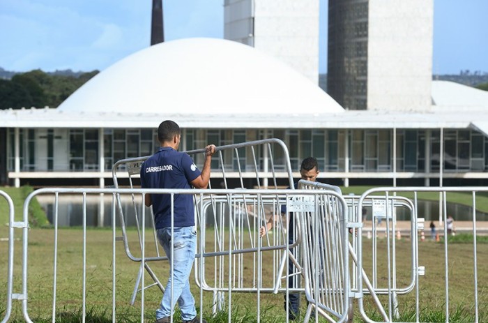 Grades de proteção ao redor do Congresso Nacional são retiradas