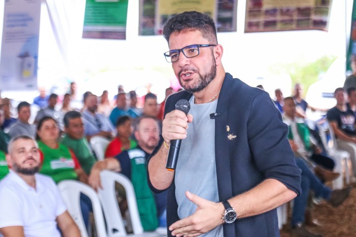 Governador Gladson prestigia assinatura de ordem de serviço para construção da usina de beneficiamento da Coopercafé, em Mâncio Lima