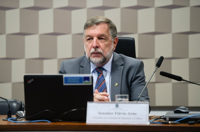 CE rejeita emenda para capacitação de professor a cada 5 anos