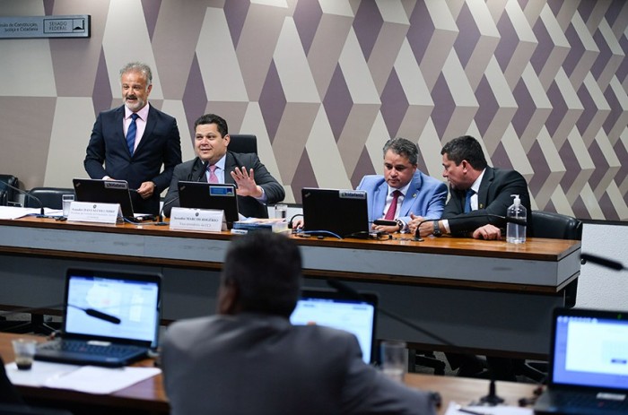 CCJ acata adoção de praças por meio de PPPs